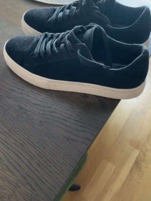 Svarta mocka skor från vagabond  - Svarta vagabond skor me mocka, köpa på åhlens för 1400, är knappt använda