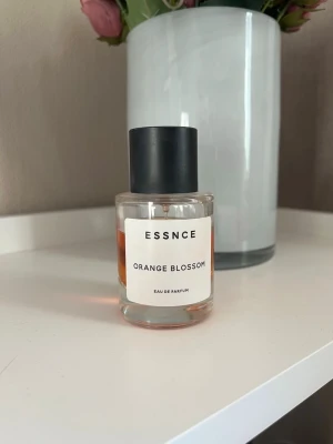 ESSNCE Orange Blossom Eau de Parfum - Fräsch parfym från ESSNCE med doft av orange blossom.  En blommig gormanddoft. Lite använd men ca 75 % kvar.