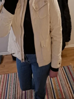 Beige vindjacka från Peak - Säljer en Peak Performance vårjacka i storlek S. Har du frågor angående mått eller vill ha fler bilder så är det bara att kontakta mig