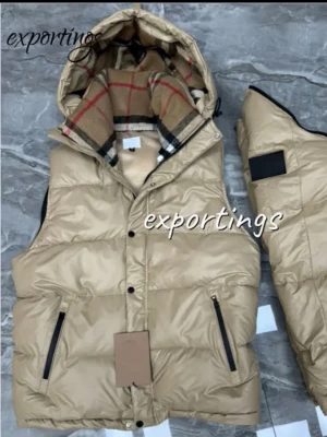 Beige och svart dunjacka med huva - Två stilrena dunjackor, en beige väst och en svart jacka, båda med huva och dragkedjeförsedda fickor. Insidan av huvan har rutigt eller randigt foder som ger en snygg kontrast. Perfekt för kalla vinterdagar och riktigt varm känsla.