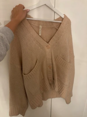 Ljusrosa kofta lindex - Säljer min populära mysiga ljusrosa/beiga kofta från lindex. I attl m/l oxh är perfekt för en lite oversized look, har vanligtvis xs-m