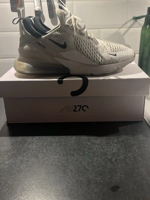Nike Air Max 270 - Säljer Nike air Max 270. Lite smutsiga på vänster skon vid tån. Ny pris 1600kr, mitt pris 350kr. Pris kan diskuteras. Hör av er vid frågor. 