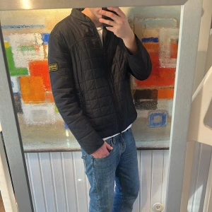 Svart quiltad bomberjacka Barbour - Perfekta vårjackan. Storlek XL men sitter typ som en L