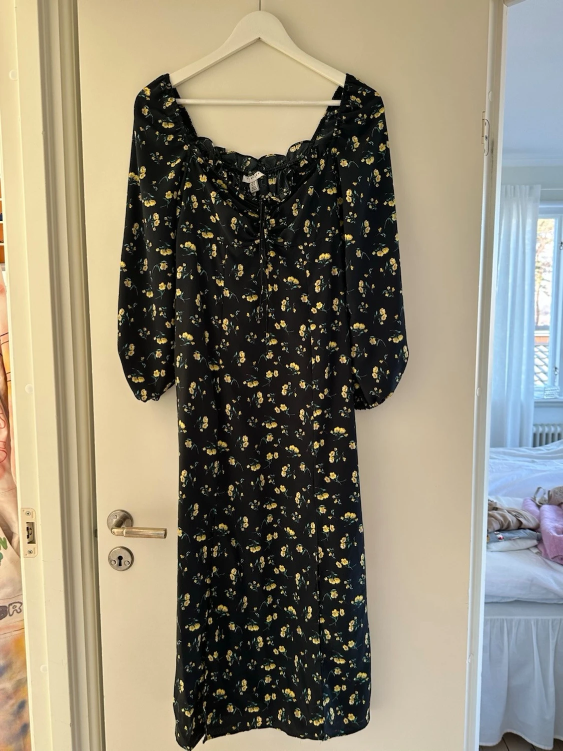 Svart blommig midiklänning med puffärm