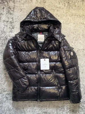 Svart Moncler jacka - Klassisk Maya pufferjacka i fint skick och storlek M. Skulle säga att jackan sitter något mindre, mellan M och S. NFC taggen funkar, dragkedjan kan vara något trög men i övrigt mycket bra👍 Hör gärna av dig vid funderingar om vad som!