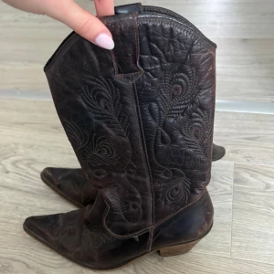 Cowboy skor - Supercoola mörkbruna cowboy stövlar med 4 cm klack💗💗 prisförslag är välkomna!