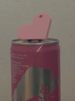 Burköppnare  - Öppnar burkar, kan fästas på din nyckel ring och underlättar för tjejer med långa naglar samt för personer med en nedsatt greppsförmåga att öppna burkar. 