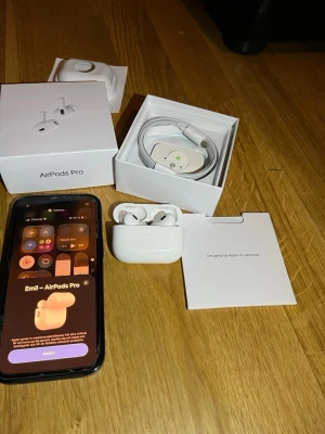 Apple AirPods pro 2 gen (2022) - Säljer ett par vita Apple AirPods Pro med laddningsetui och originalförpackning som ingår. Hörlurarna går att koppla med sin IPhone och extra öronproppar ingår! Vid frågor och funderingar så är det bara att höra av sig! 