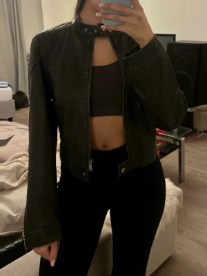 Svart bikerinspirerad skinnjacka - Snygg svart skinnjacka från Gina Tricot  med kort, säljer min fina jacka nu! Knappt använd ❤️ jag är 1.65 cm