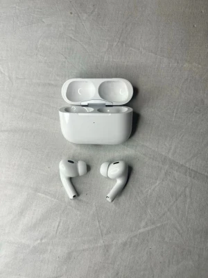Apple AirPods Pro 2 – som nya, Noise Cancellation - Apple AirPods Pro (2:a generationen). Endast uppackade och kort testade – som nya och i mycket bra skick.  Aktiv brusreducering (Noise Cancellation) och hög ljudkvalitet. Originalkartong och alla tillbehör ingår (USB-C-kabel, extra öronproppar, dokumentation).  Serienummer visas och matchar kartong. Hörlurarna är borttagna från Apple-ID och redo att användas.