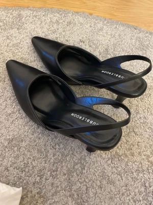 Svarta klackskor  - Säljer dessa klackskor i storlek 38, endast testade men var för stora därav säljer jag dem 💕