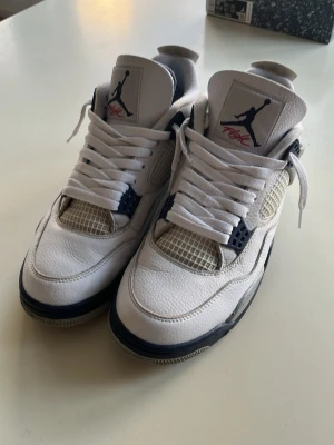 Jordan 4 Midnight navy - Säljer mina Jordan 4s midnight navy i storlek 44 som har blivit för små. Har inga tydliga defekter och boxen följer med! Hör av dig vid funderingar! 
