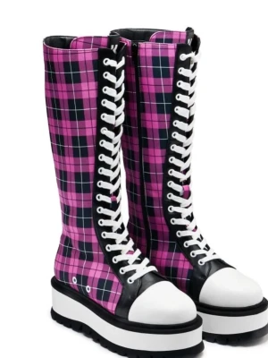 Rosa rutiga platå kängor - Säljer ett par höga kängor med rosa och svart rutigt mönster, vita snören och kraftig platåsula. Kängorna har svarta detaljer och dragkedja på sidan. Perfekta för dig som vill sticka ut med din stil. Säljer pga inte använda. 