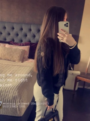 Svart cardigan från Moncler - Svart cardigan från Moncler med klassisk rund hals och ribbade muddar. Jackan har en diskret logotyp på ärmen och dragkedja framtill. Perfekt för dig som gillar en stilren och sportig look.