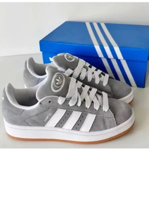 Adidas Campus grå sneakers - Snygga Adidas Campus sneakers i grå mocka🤍 använda ca 5 gånger