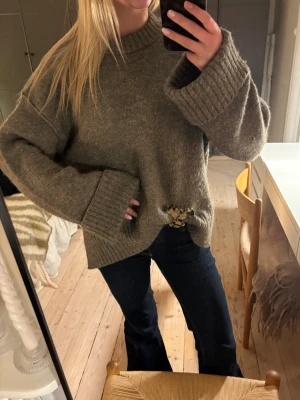 Mysig stickad tröja  - Brun stickad tröja från ginatricot. Aldrig använd jättemysig och skönt material. Storlek s🩷