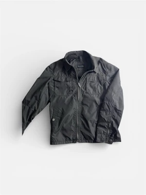 Militärgrön lättviktsjacka (Massimo Dutti)  - Snygg Massimo Dutti jacka med dragkedja framtill och ståkrage. Jackan har två bröstfickor med lock och två sidofickor, samt quiltade detaljer som ger en modern look. Perfekt för vår och höst, enkel att matcha till olika outfits.