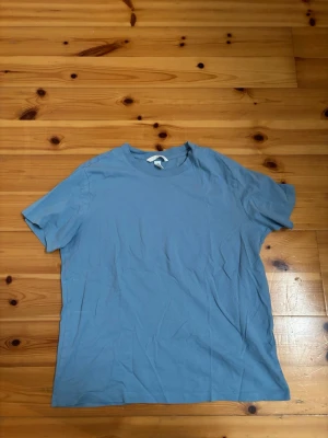 t-shirt  - en blå t-shirt, STORLEK S
