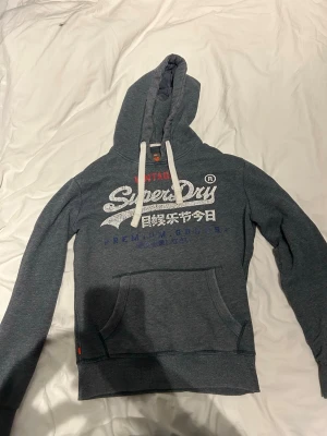 Superdry hoodie - Säljer en riktigt schysst hoodie från superbuy! Den är riktigt snygg och skön. Inga defekter eller fläckar. Priset går att diskutera, tveka inte på att höra av dig vid funderingar eller prisförslag!