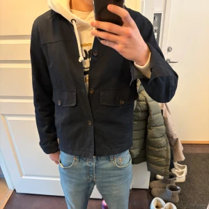 Mörkblå overshirt  - säljer en riktigt schysst overshirt från dressmann. perfekt för lager-på-lager och en clean look. modellen är 178cm 