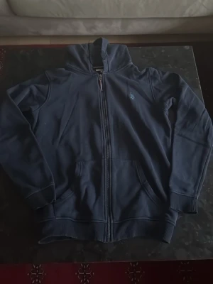 Mörkblå hoodie från U.S. Polo Assn. - Navy blå polo assasin hoodie, i bra skick endast använd fåtal gånger.
