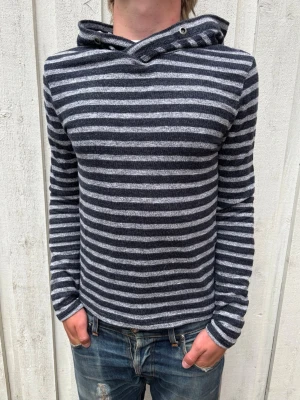 *Randig* Stickad Hoodie - En otroligt trevlig stickad hoodie i randigt mönster! Passar storlek S, modellen är 178 cm och väger 68 kg. Hör av dig vid frågor! 