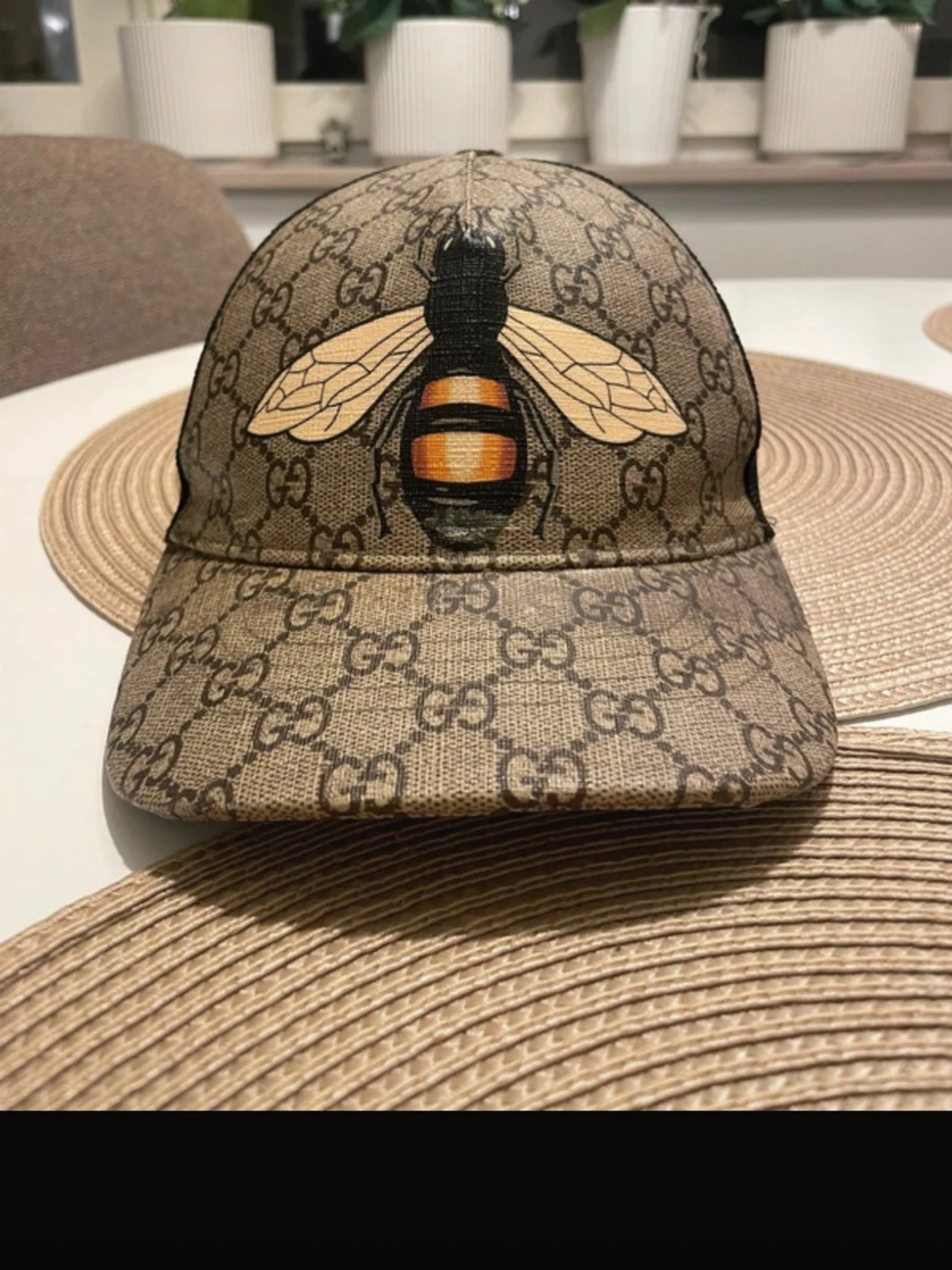 Gucci keps med bi och GG-mönster
