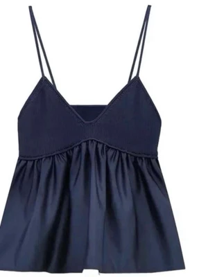 Mörkblå satin linnetopp med smala band - Supersöt mörkblå topp från Zara som tyvärr inte kommer till användning, använd endast 1 gång💙