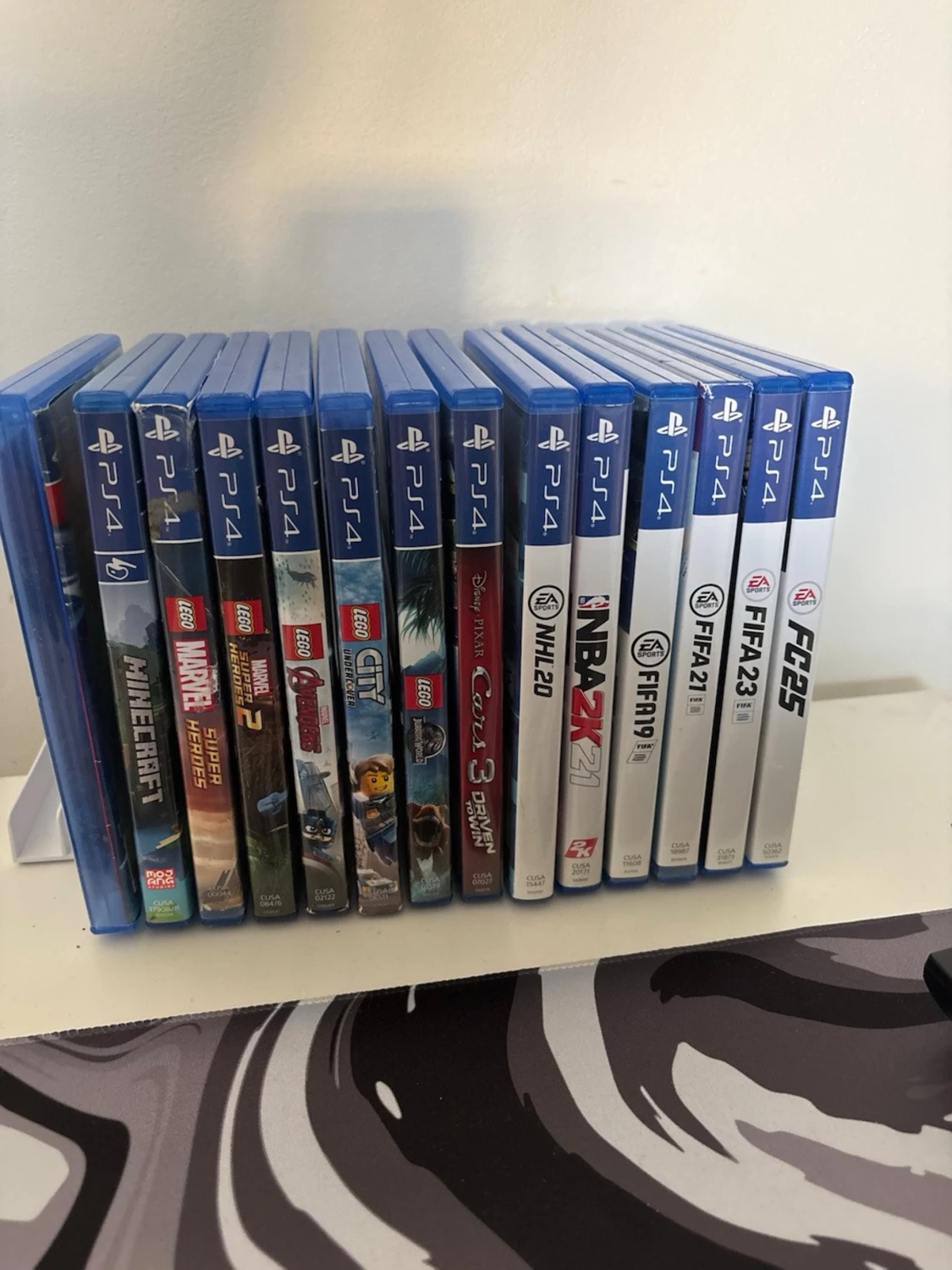 PlayStation 4 Pro med två kontroller - 3