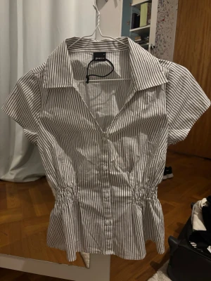 Skjorta Gina tricot - Säljer denna oanvända slutsålda skjorta från Gina tricot eftersom storleken inte passade mig💗 Skriv om du har frågor!