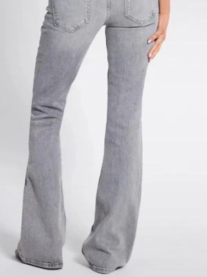 Gråa bootcut jeans med hög midja - Säljer ett par ljusgrå bootcut jeans med hög midja och klassiska fem fickor. Jeansen har utsvängda ben och är tillverkade i mjuk denim. Perfekta för dig som gillar retrovibbar och vill ha en avslappnad men trendig look.