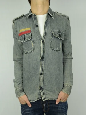 Zadig & Voltaire jeansskjorta  - ZADIG & VOLTAIRE JEANSSKJORTA Storlek : M Passform : Normal / lite mindre Användning : Skjortan är i ett fint skick utan defekter (slitningar som design) Nypris : Cirka 2500SEK Modellen på bilden : 182CM och väger 73,5KG