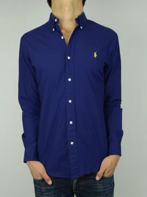 Ralph Lauren skjorta  - POLO RALPH LAUREN SKJORTA Storlek : M Passform : Normal Användning : Skjortan är i ett fint skick utan defekter Nypris : Cirka 1800SEK Modellen på bilden : 182CM och väger 73,5KG