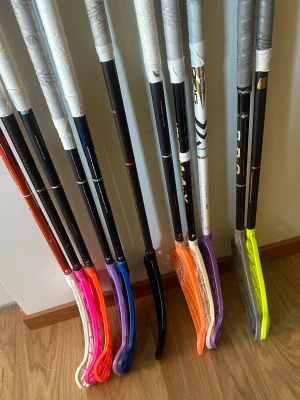 Innebandyklubbor  - Säljer nu ett gäng Innebandyklubbor Left i flera olika modeller och längder för bra priser. Det är väldigt exlusiva klubbor från märken som zone, unihoc, oxdog och Salming. Det är även vissa klubbor med zorroblad och annat så man kan träna skills på ett roligt sätt. Vissa går inte att köpa längre och alla klubborna är i bra använt skick. Man kan köpa styckvis eller allihopa. Jag säljer även lite blad och grepplindor och kan byta detta vid köp så hör av er vid frågor eller funderingar. 