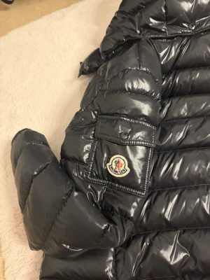 Svart dunjacka från Moncler - Storlek xs, Jacka Maya moncler. Defekt i fickan men går att fixa. Kvitto finns. 