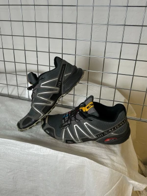 Salomon sneakers  - Denna vara kommer att auktioneras ut på på Humana x Plick Live den 25 juni klockan 19:30