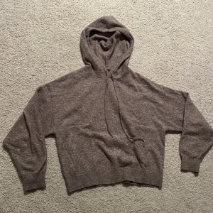 Beige stickad hoodie från Lindex XS - Mysig beige stickad hoodie från Lindex i storlek XS. Tröjan har huva med snörning, ribbade muddar och en loose passform. Perfekt för chill dagar och när du vill ha något extra skönt på dig. Materialet är mjukt och ger en avslappnad vibe. Liknar Soft goats tröja! Har lite noppriga armar men annars är den jätte fin! 