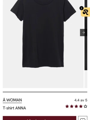 Svart basic t-shirt från Å Woman - En enkel svart t-shirt från Å Woman med rund hals och korta ärmar. Perfekt basplagg i garderoben. Oanvänd så lappen sitter kvar. I storlek Xs