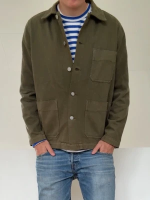 Olivgrön Overshirt  - Olivgrön Overshirt i strl S! Bra skick förutom en fläck på armen men som är rätt så dämpad så syns ej speciellt! Hör gärna av er vid frågor elr funderingar!!