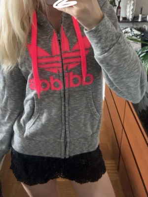Adidas zip hoodie  - Fint skick, storlek M men liten i storlek. Passar S-xs. 