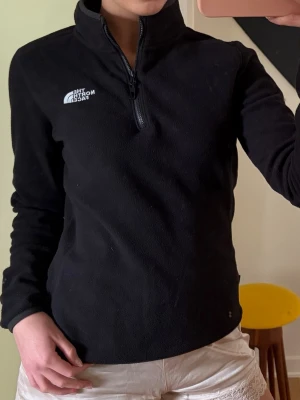 The North Face fleece - En jättefin mjuk svart fleece i storlek M från The North Face. Köpt 2023 och knappt använd, i nyskick 🫶
