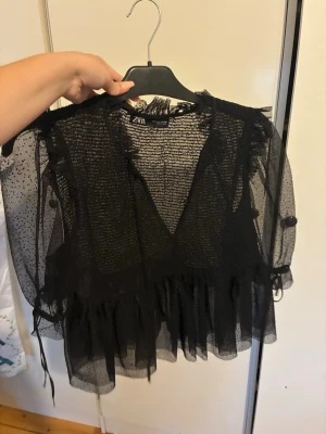Svart blus från Zara - Trendig svart blus från Zara med volanger 