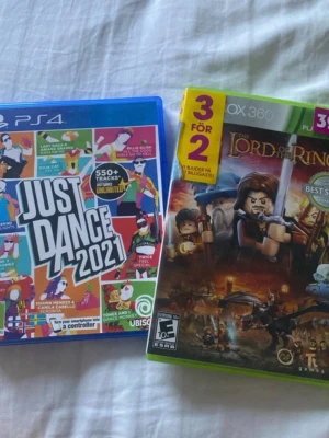 Just Dance 2021 PS4 & LEGO Sagan om Ringen - Säljer två spel: Just Dance 2021 till PS4 med färgglad framsida och massor av låtar, samt LEGO The Lord of the Rings till Xbox 360 med äventyr i LEGO-världen. Perfekt för dig som gillar dans eller actionfyllda äventyr i Sagan om Ringen-universumet. Buda gärna 