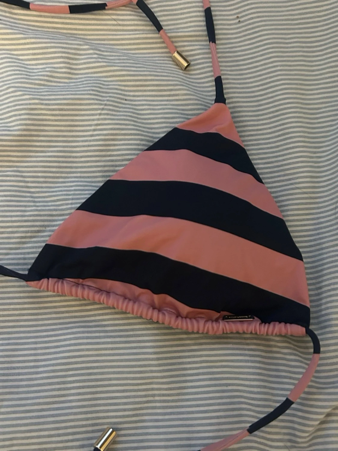 Randig trekantsbikini i rosa och svart - 1
