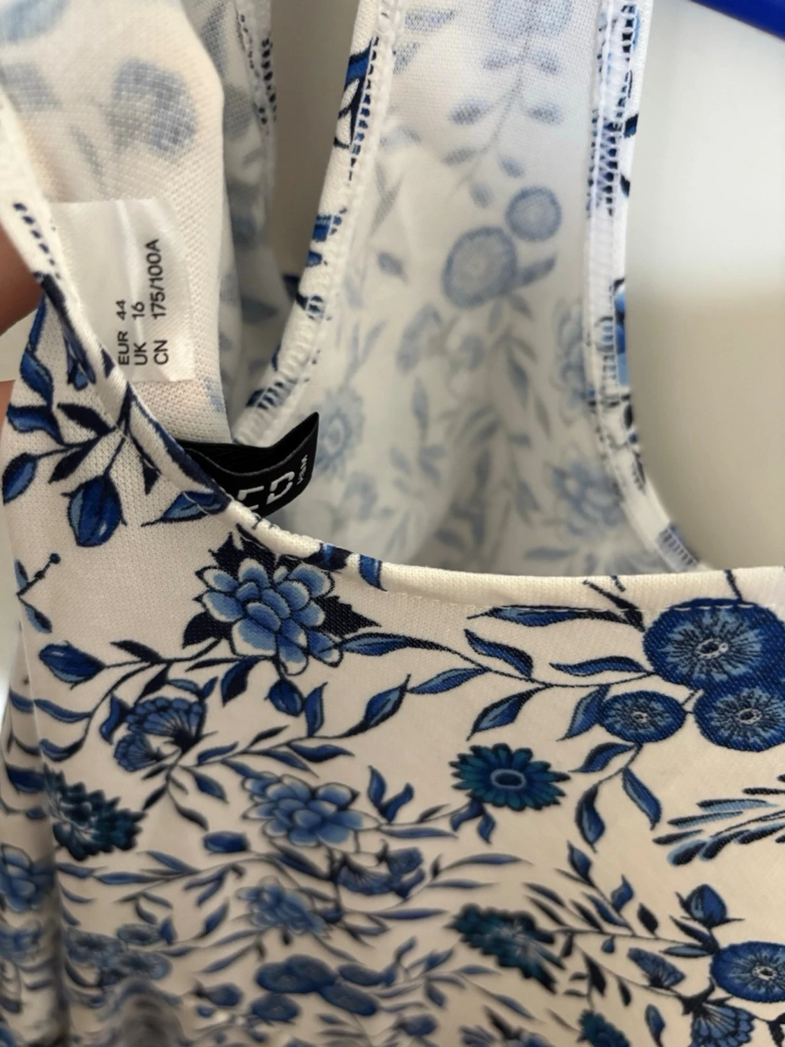 Blommig vit och blå sommarklänning - 2