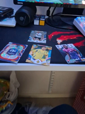 Samling fotbollskort Panini Adrenalyn - Säljer en samling fotbollskort från Panini Adrenalyn-serien. Korten har färgstarka designer och visar olika spelare från internationella och engelska lag. Perfekt för dig som gillar att samla på fotbollskort eller vill byta med vänner. De har är alla till samans 