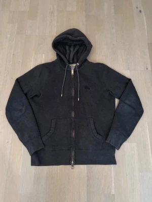 Burberry hoodie | äkta - Skick:9/10 inga skador, köpt från cirkular fash. Kvitto ingår