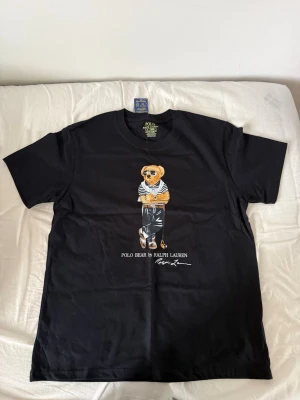 Polo Bear by Ralph Lauren  - Svart polo Bear by Ralph Lauren som är perfekt för sommaren☀️, skönt material