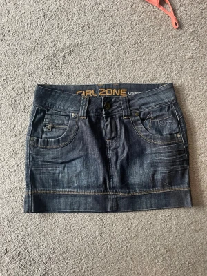 Jeanskjol - Bra skick! Känns ny, storlek står som m men är för liten för mig som brukar ha det. Mått: midjemått rakt över 40 längd ca 34