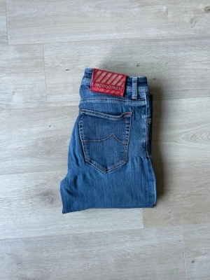 Blåa Jacob Cohen Jeans Style Nick Storlek W34 - Mycket fina Jacob Cohen jeans i blå färg | Jeansen är i mycket bra skick och sparsamt använda. |  Äkta som allt annat jag säljer! ✅ |  Storlek: W34 (Lite små i midja - Se mått på sista bild) | Skick: Mycket Bra Skick - har en väldigt liten slitning/hål (SE| Färg: Blå | Märke: Jacob Cohen | Modell: Jeans |   Hör gärna av dig vid frågor så svarar jag så fort jag kan! 😁 |  (SKU - 169)